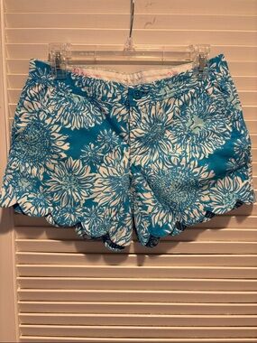 Lilly Pulitzer Size 2 Teal and White Floral Scallop Hem Shorts